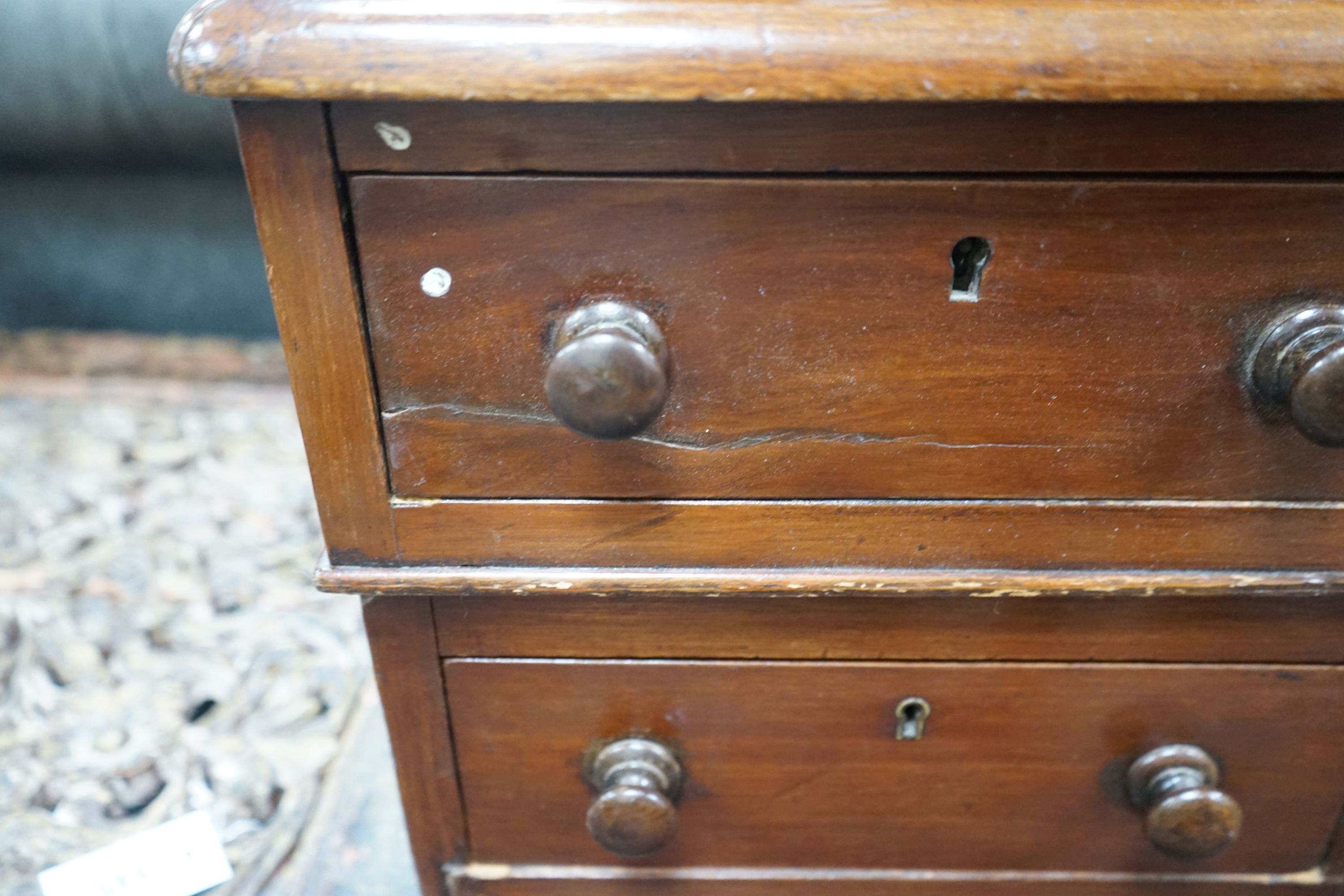 A Victorian mahogany pedestal desk, length 114cm, depth 60cm, height 78cm